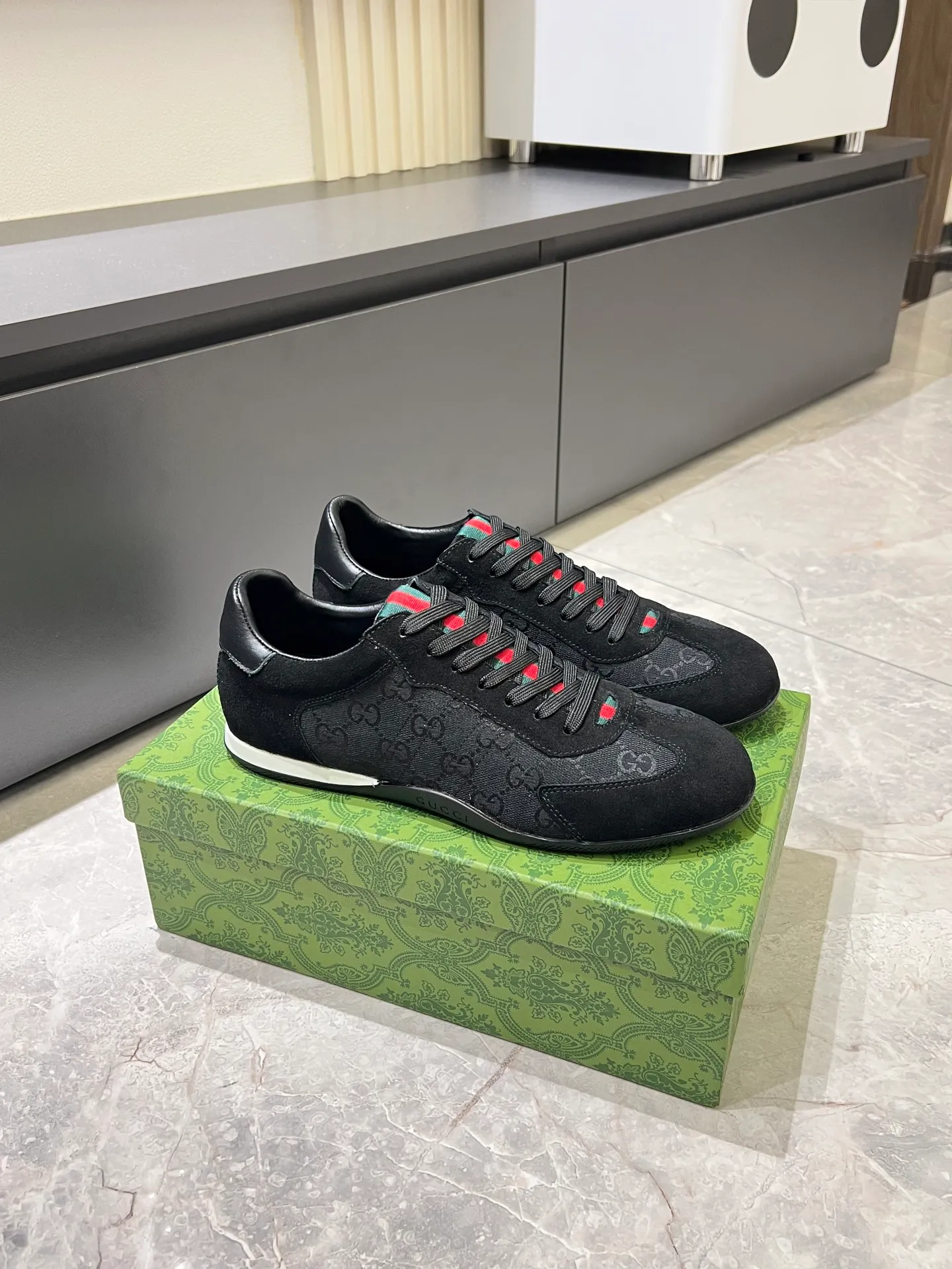 Men's shoes 💰p400 Gucci Shift series sports shoes, featuring lightweight thin sole design, suede + canvas + technical fabric splicing, perfect texture! The tongue and heel have red and green webbing, which is highly recognizable✨. The classic brown + off-white color scheme is retro and modern. The shell-toe shoe shape makes the feet smaller. It is perfect for daily wear or skirts and trousers. The upper fabric + elastic heel is easy to put on and take off, and the wrapping feeling is comfortable. It can be used for commuting and leisure. It has become one of Demna Gvasalia’s hottest items after taking over🔥. size: 38-45!